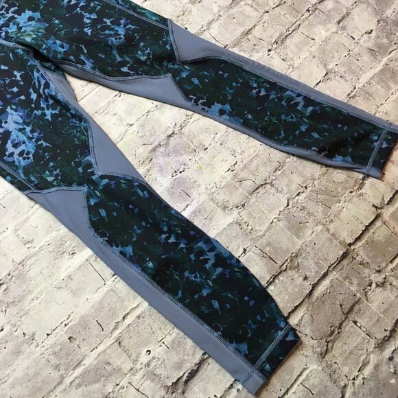 Lululemon Running in the City Tight! - Picture 3 of 6